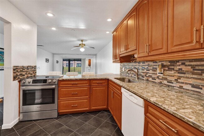 Building Photo - 125 Lake Paula Dr