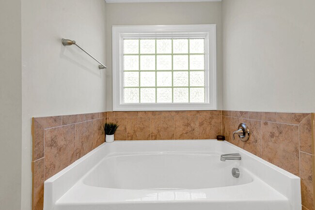 Building Photo - 293 Crossroads Store Dr