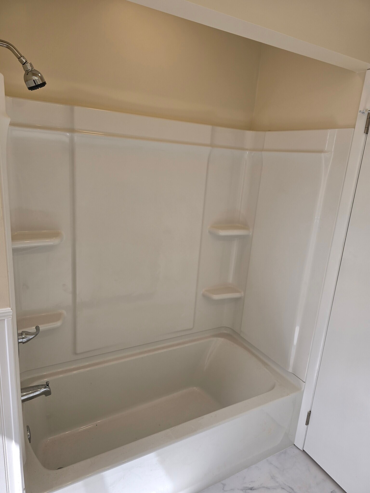 Tub/shower - 67 Cohoes Rd