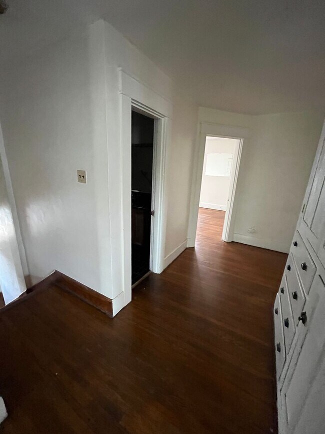 Building Photo - 324 E 2nd St