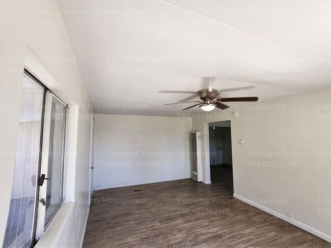 Building Photo - 3 bedroom/ 2 bathroom home