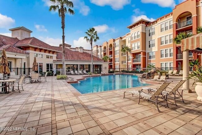 Building Photo - 1BR Condo w/ Lake View + Covered Parking in Town Center