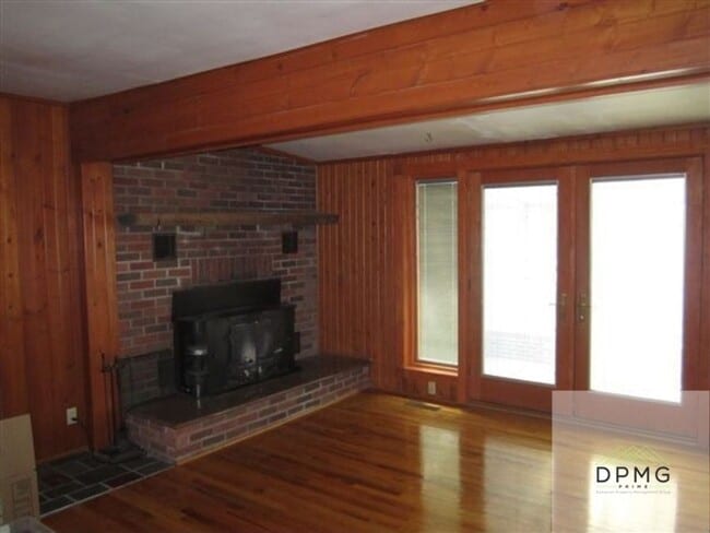 Building Photo - 9310 Oakdale Dr
