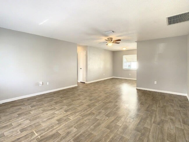 Building Photo - Beautiful 2/2 ~1000Sq. Ft. with NEW floors...