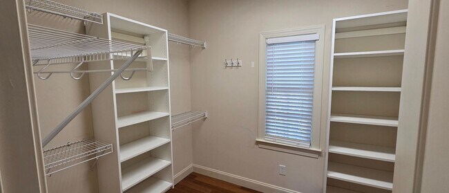 Building Photo - Beautiful Home with a full in law suite in Lewisville