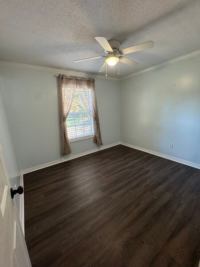 Building Photo - GREAT COMMUTE LOCATION!