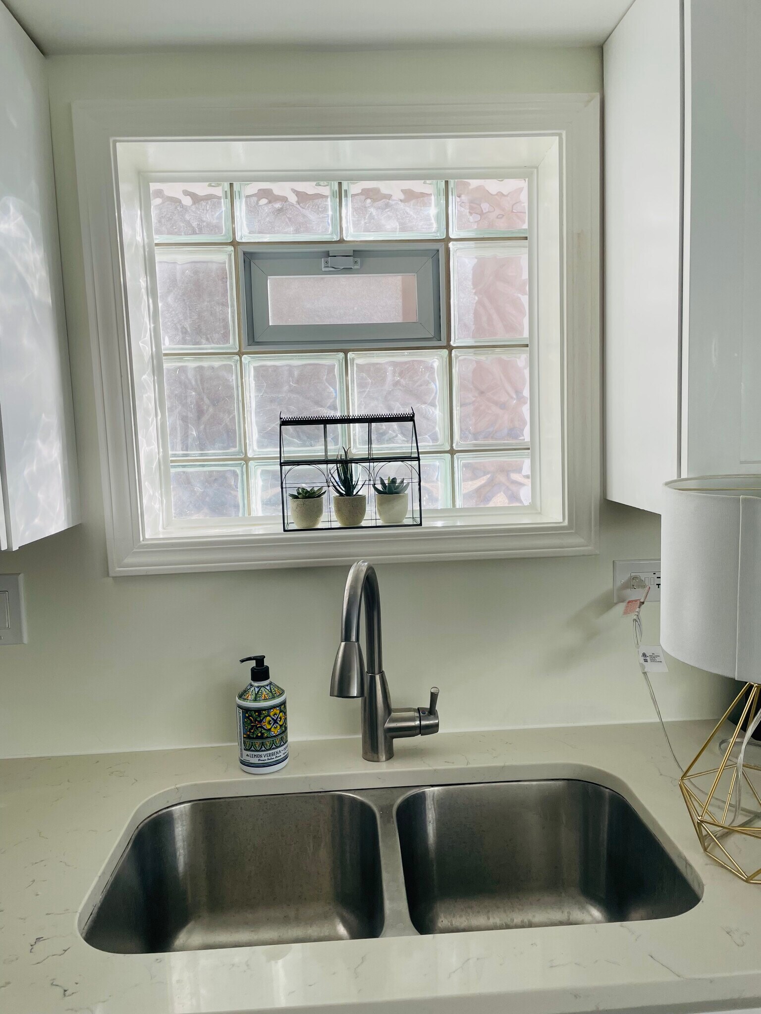 Building Photo - 5454 W Windsor Ave