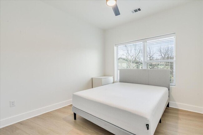 Building Photo - 3000 Duval St