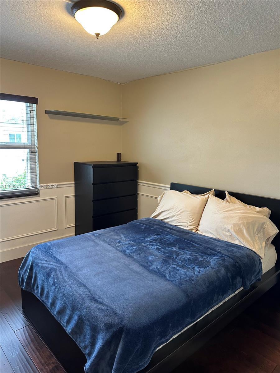 Building Photo - 925 NE 26th Ave