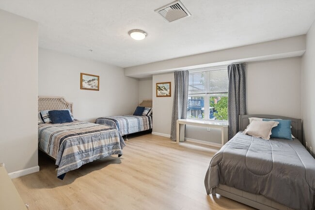 Building Photo - 170 E Grand Ave