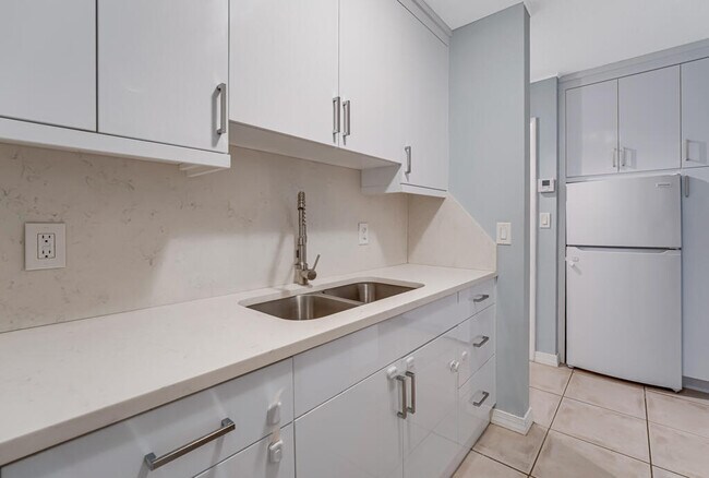 Building Photo - 3915 S Flagler Dr