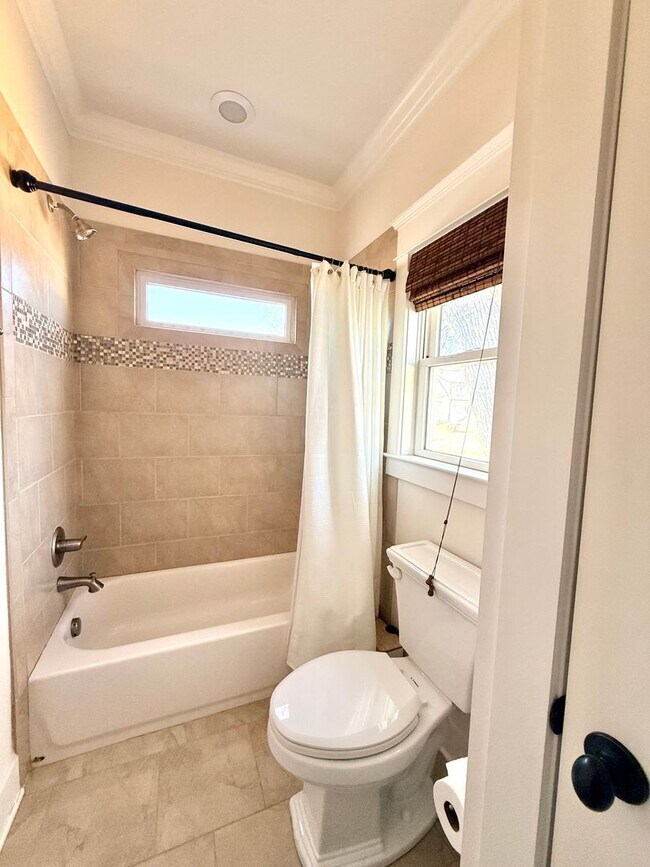 Building Photo - WALK TO 8TH AVE AND 12 SOUTH!  Beautiful 3/2.5 home with garage on 10th Ave S