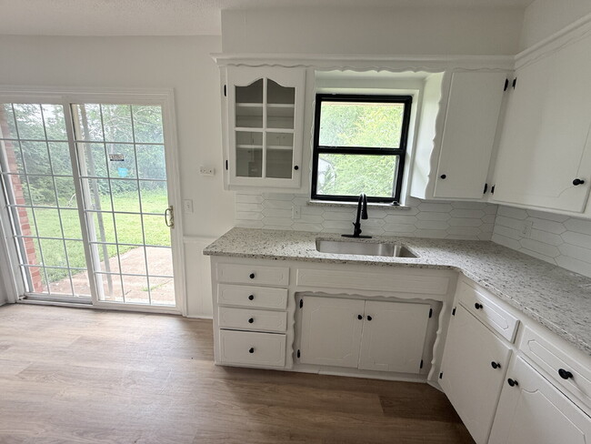 Building Photo - 4-Bedroom Home in NW OKC – Section 8 Welcome!