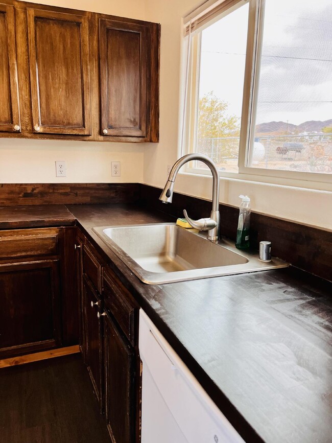 Building Photo - 4 Bedroom, 2 Bath Home with Attached Garag...