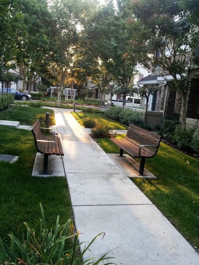 Building Photo - Dublin Sonoma Green - Beautiful Townhome 3 Bed, 2.5 Bath, new carpet,  Community Pool