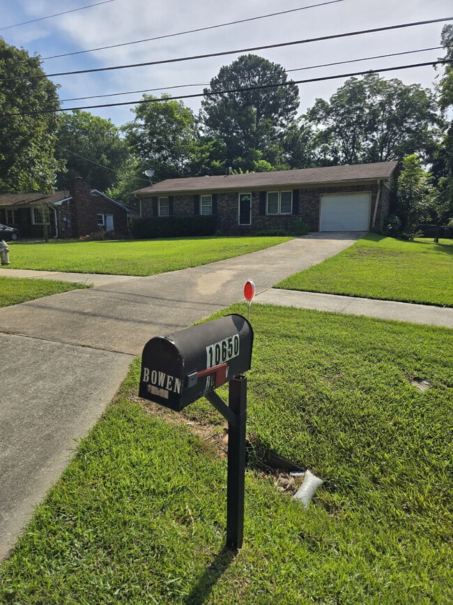 Building Photo - "Charming Full Brick, 3-Bed Oasis in Hampton, GA with 1.5 Baths – Your Perfect Retreat Awaits!"