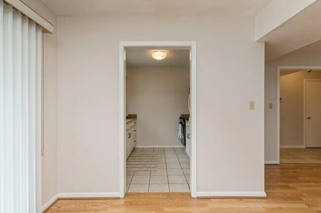 Building Photo - 104 Country Club Dr