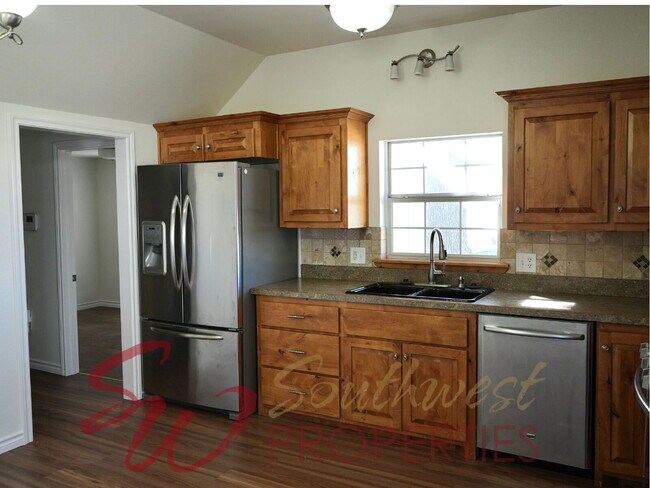 Building Photo - Good looking 3 bedroom 2 bath with huge yard!