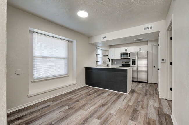 Building Photo - 727 Vicksburg Ave