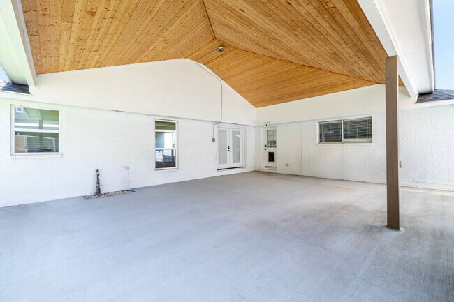 Building Photo - 12826 Hill Dr