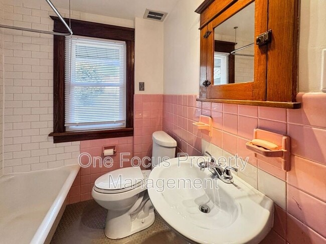 Building Photo - 1014 Louisa St