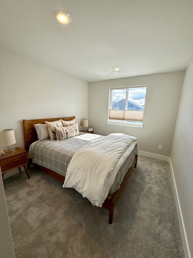 Building Photo - Beautiful Easton 3 Bedroom Home | Primary Suite on Main | Loft + A/C | Community Pools & Amenities