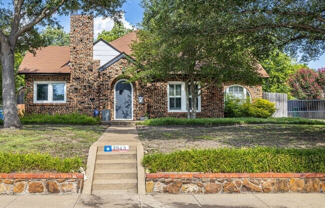 Primary Photo - Berkeley Tudor For Lease!
