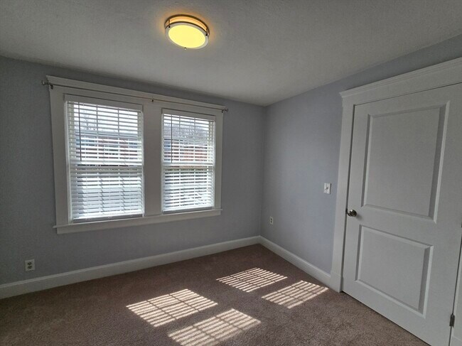 Building Photo - 288 Pleasant St