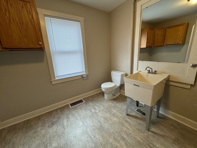 Building Photo - The Ultimate Floor-ty: 3 Bed/1.5 Bath Home...