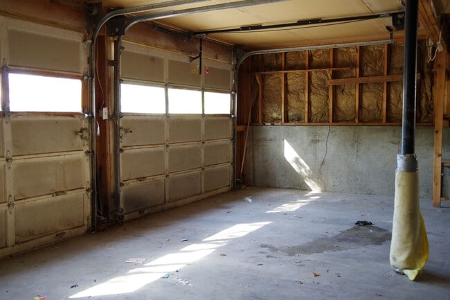 Building Photo - NOW AVAILABLE! MUST SEE - BEAUTIFUL 4BR/3B...