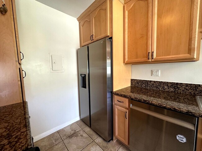 Building Photo - Spacious Upper level 1 bed -1 bath with parking and pool in Encino