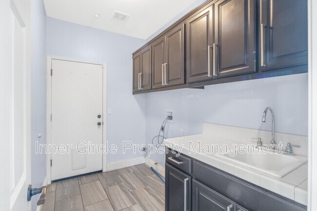 Building Photo - 812 Shasta Daisy Dr