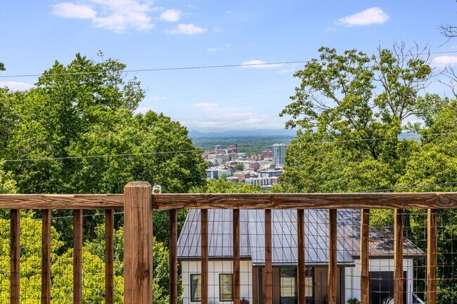 Building Photo - 2-Bedroom, 2-Bathroom Condo with Stunning Downtown Views