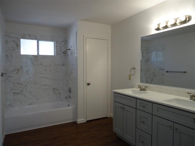 Building Photo - 811 Crieff Cross Dr