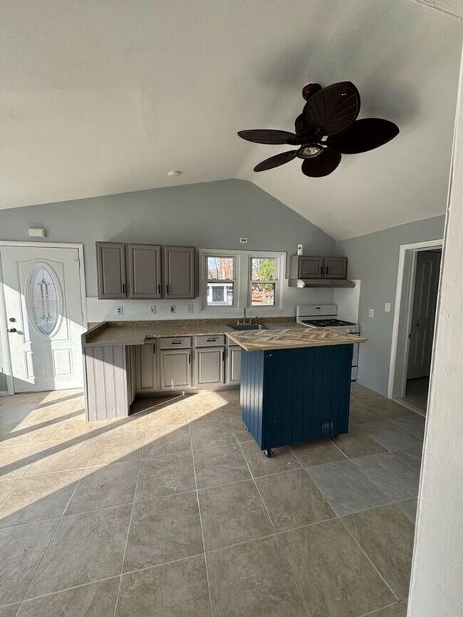 Building Photo - 27 Irene Blvd