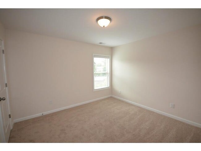 Building Photo - 2144 Greencrest Cir