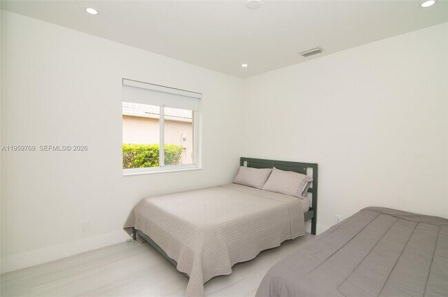 Building Photo - 4420 Dogwood Cir