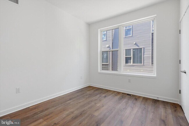 Building Photo - 3016 S Northbank Pl