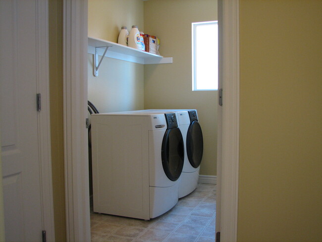 Laundry (pre-2020 renovations) - 2755 Shady Hollow Lane