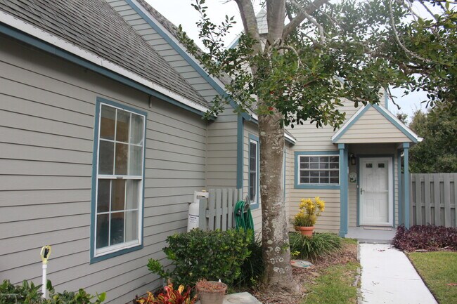 Building Photo - 108 N Lake Cir