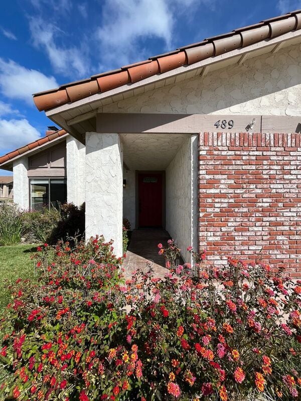 Building Photo - 489 Knollwood Dr