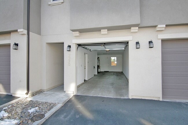 Building Photo - Clean, modern, move-in ready townhouse!