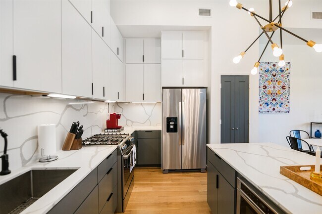 Building Photo - 511 Memorial Heights Dr