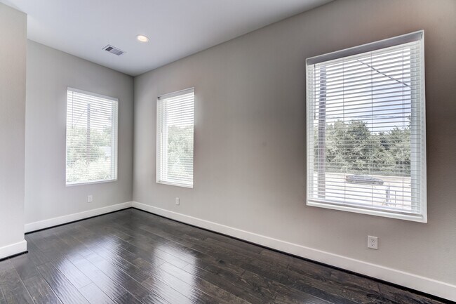 Building Photo - 2510 Tuam St