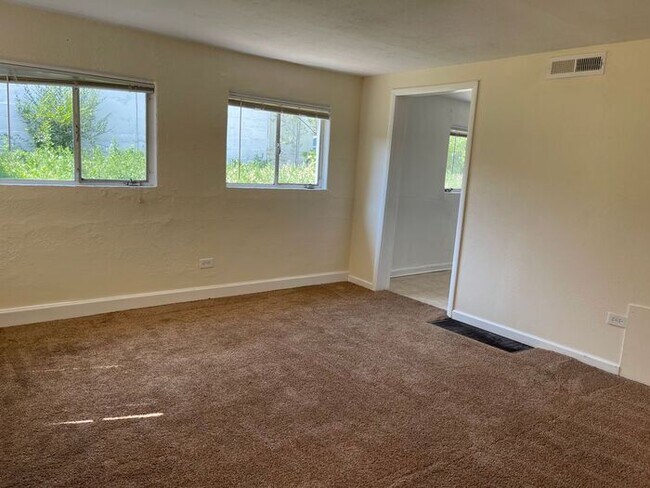 Building Photo - Carriage house: large two-story 1bed/1bath