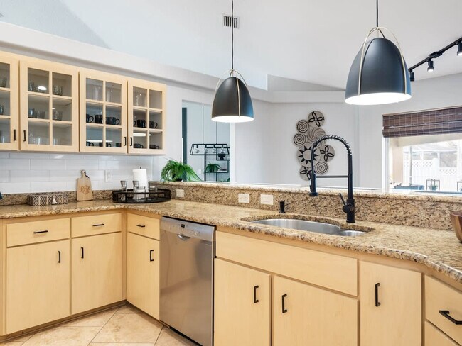 Building Photo - 6 Clinton Ct N