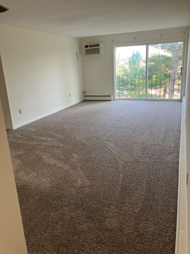 Building Photo - Rent Special through 5/31 - Convenient & N...