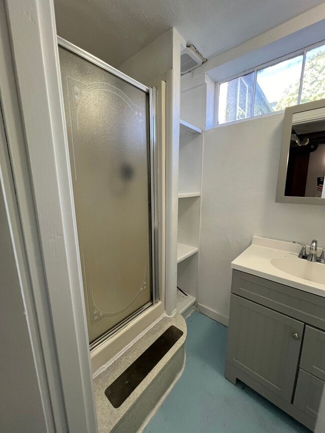 Building Photo - Three Bedroom in the Heart of Bremerton. P...