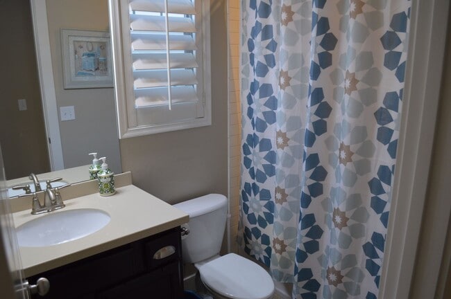 Building Photo - Luxurious 4-Bedroom Home with Mother-in-Law Suite