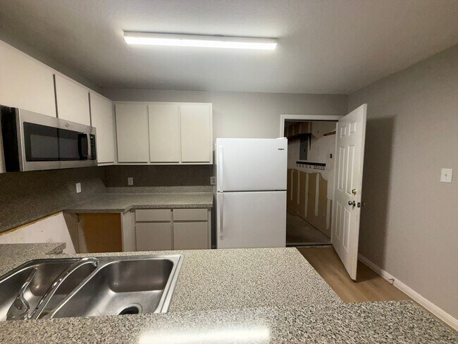 Building Photo - Ginder Properties2 (2906 Kestrel Dr)